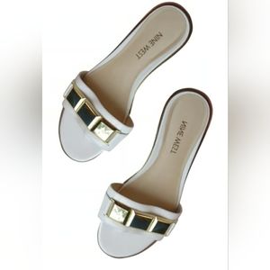 WHITE NINE WEST THONG SANDAL (SIZE 11)